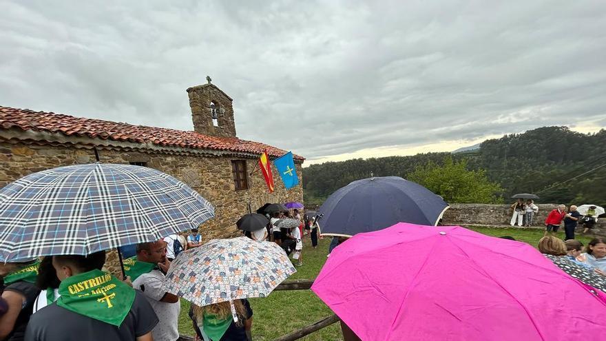 EN IMÁGENES: Ni la lluvia frena la fiesta en San Adriano, sin procesión pero con la carpa llena