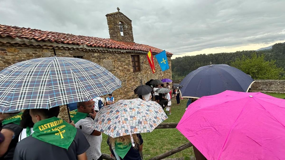 Ni la lluvia frena la fiesta en San Adriano: sin procesión, pero con la carpa llena