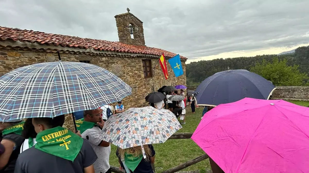 Ni la lluvia frena la fiesta en San Adriano: sin procesión, pero con la carpa llena