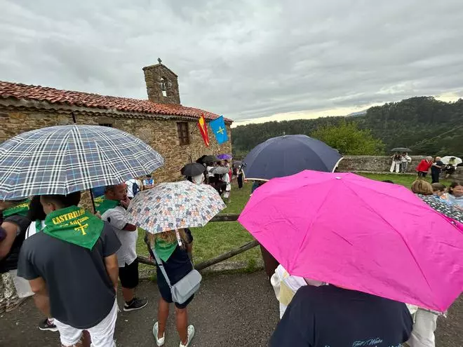 EN IMÁGENES: Ni la lluvia frena la fiesta en San Adriano, sin procesión pero con la carpa llena
