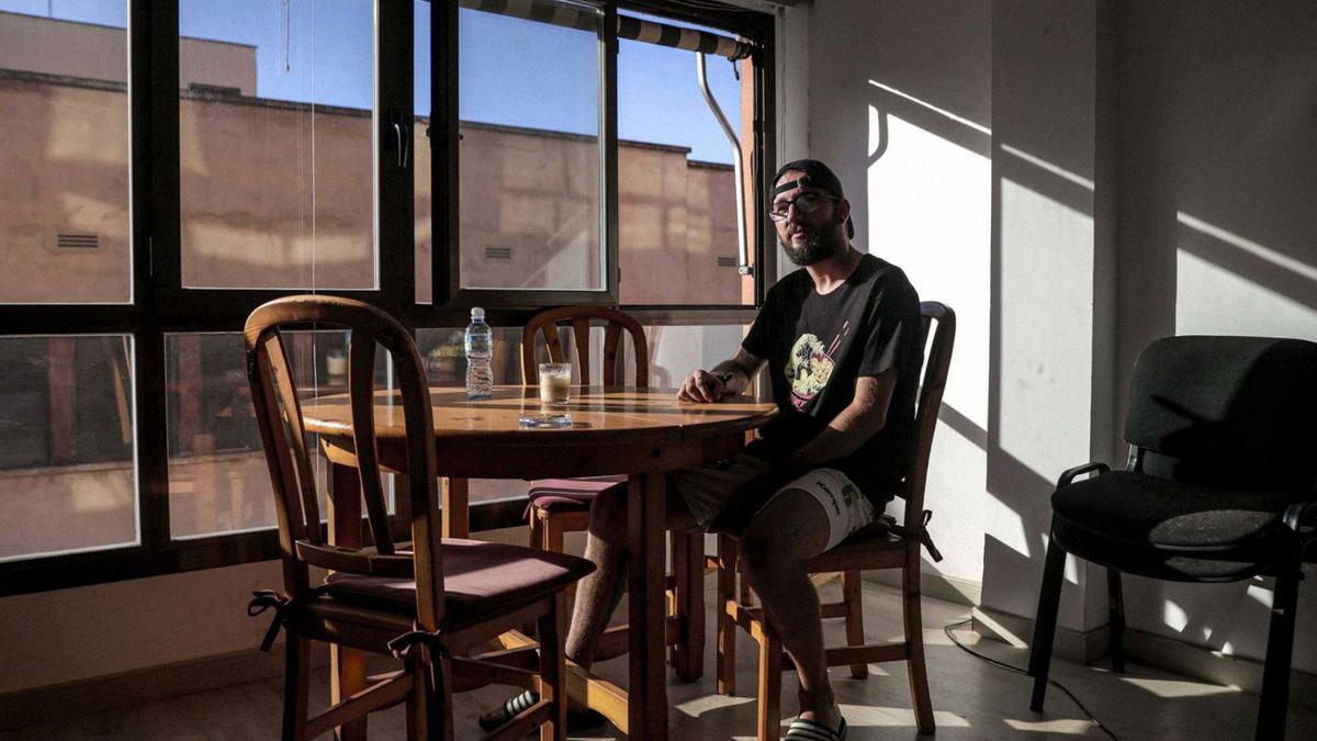 Miquel Àngel Martínez vive en un piso en Palma y tiene que destinar más de un 50% de su salario para pagarlo.