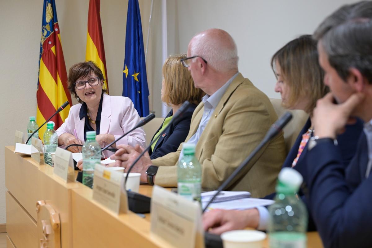 Silvia Muñoz, gerente de ACOPA, le realiza tres propuestas a la secretaria de Estado para mejorar el comercio de Paiporta.