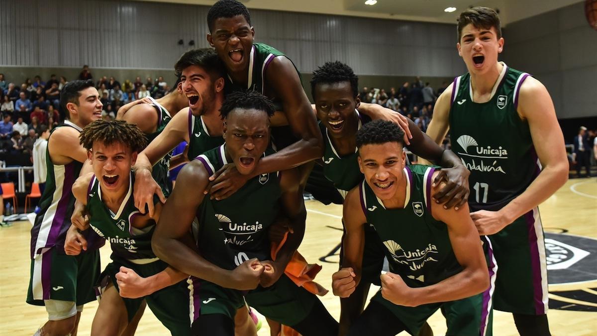 Los júnior de Unicaja, celebrando la victoria en la fase de clasificación de Valencia