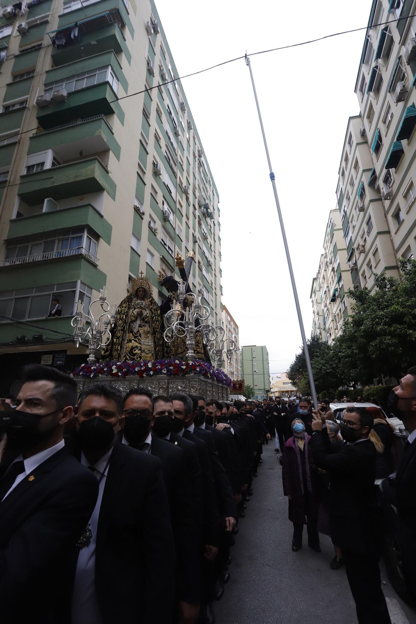 En Nueva Málaga, con más de 13 horas de procesión por delante, el Nazareno del Perdón y la Virgen de Nueva Esperanza comenzaban su peregrinación.
