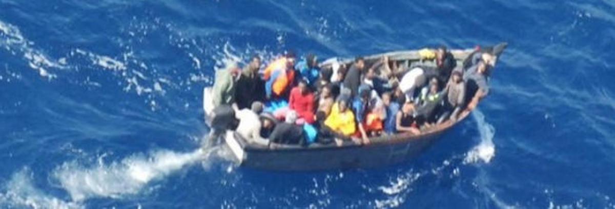 Un muerto y 22 supervivientes al volcar una patera al sur de Gran Canaria