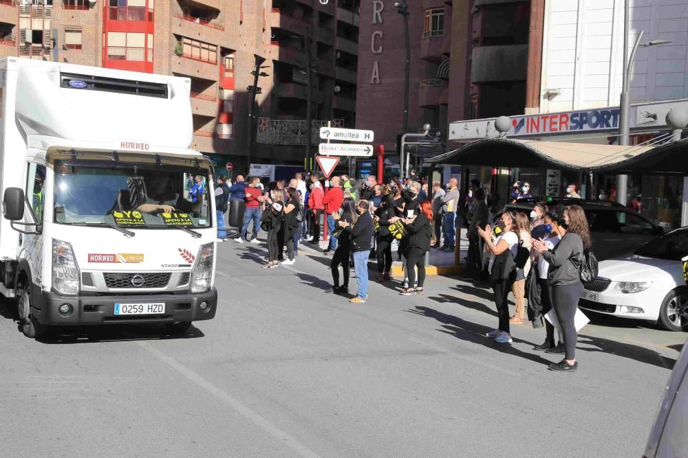 Hosteleros colapsan el centro de Lorca reclamando la apertura de sus negocios