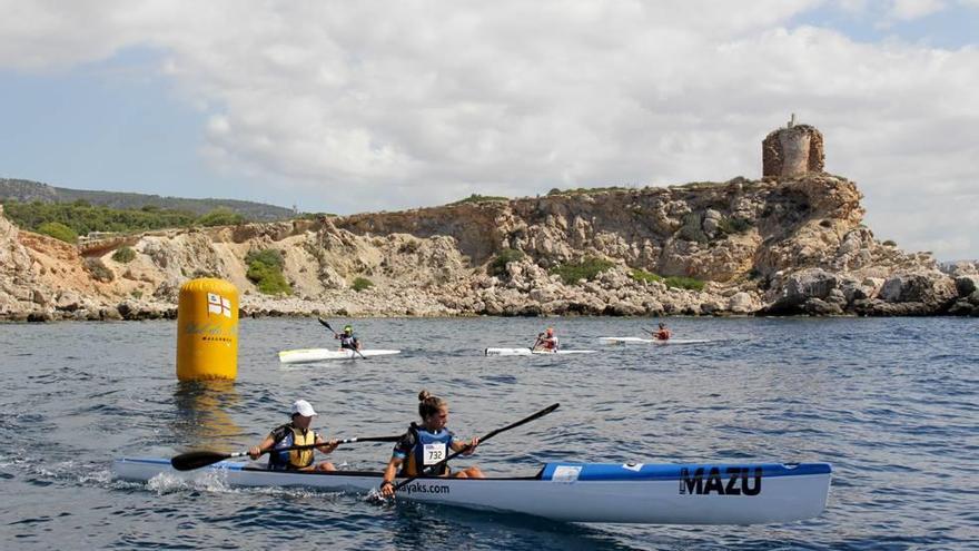 Una embarcación del K-2 femenino realiza la maniobra de ciaboga en Ses Illetes.