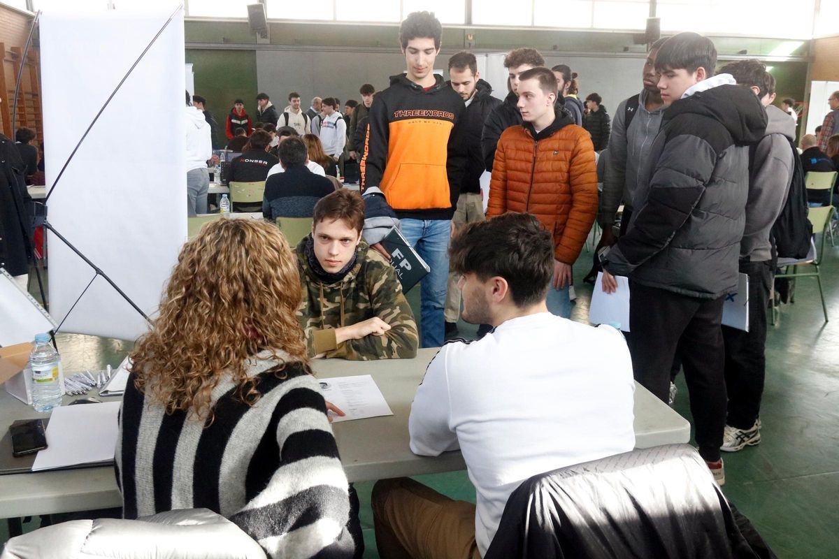 Estudiants d'FP de l'institut Narcís Xifra fent cua per participar en una de les entrevistes llampec amb les empreses