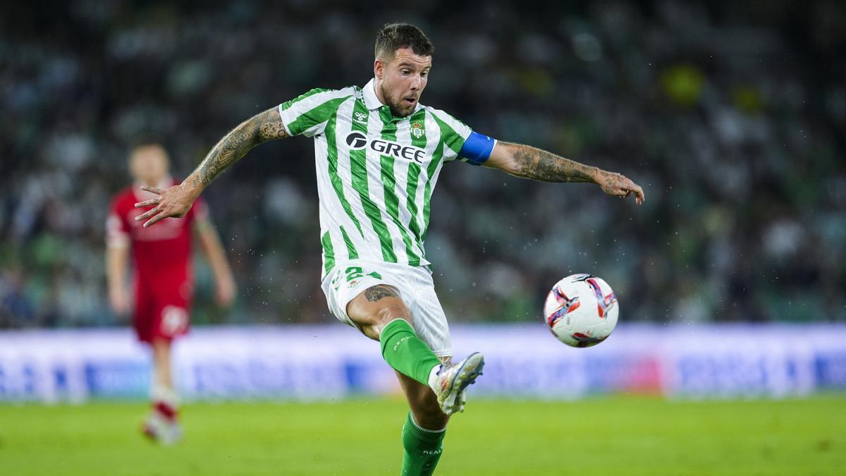 Aitor Ruibal, del Real Betis, en acción durante el partido de ida de la eliminatoria de acceso a la liguilla de Conference League, disputado entre el Real Betis y el FC Kryvbas Kryvyi Rih en el estadio Benito Villamarín el 29 de agosto de 2024, en Sevilla, España.