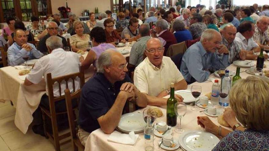 120 mayores de Silleda despiden la primavera con una celebración