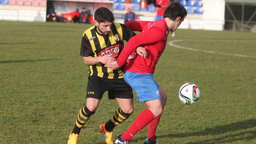 Pablo Fernández, del Rápido, presiona a un jugador del Verín. // Iñaki Osorio