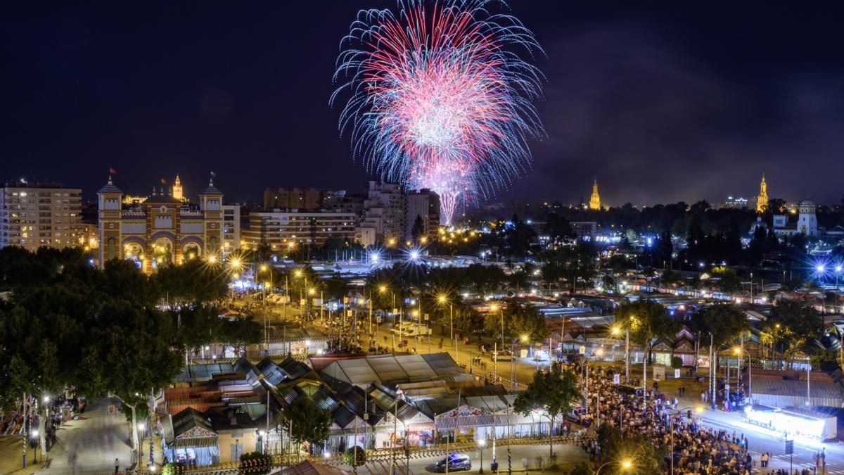 Vista del Real con la ciudad de Sevilla al fondo hoy sábado durante los tradicionales fuegos artificiales que cierran la Feria de Abril de este año. EFE/ Raúl Caro