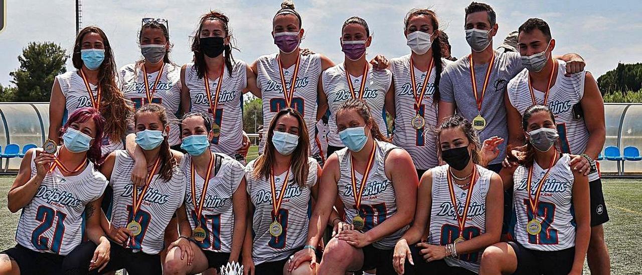 Jugadoras y cuerpo técnico de San Juan Dolphins posan con la medalla de campeonas de España. A la derecha, un partido de esta temporada.