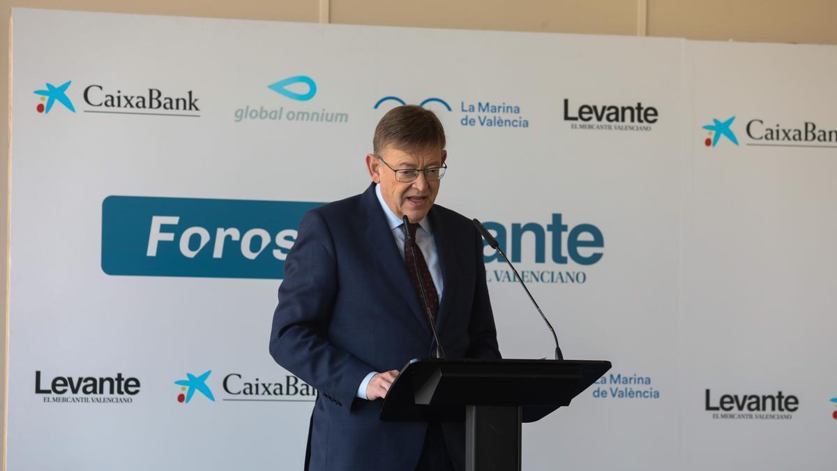 El presidente de la Generalitat, Ximo Puig, durante la Conferencia-coloquio en el edificio Veles e Vents.