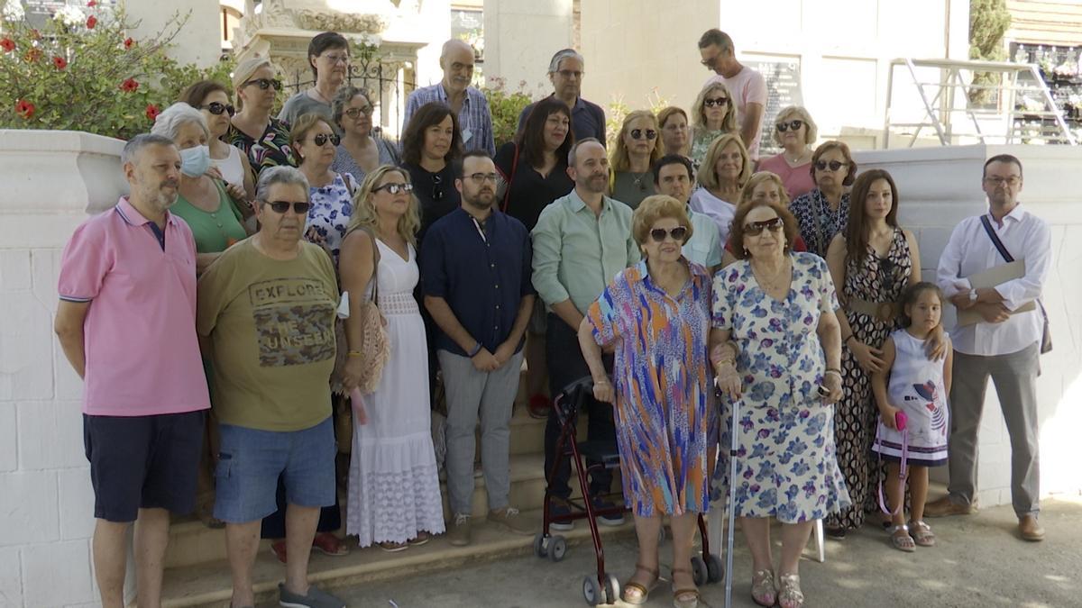 Familiares de las víctimas de la represión franquista fusiladas en el cementerio de Llíria