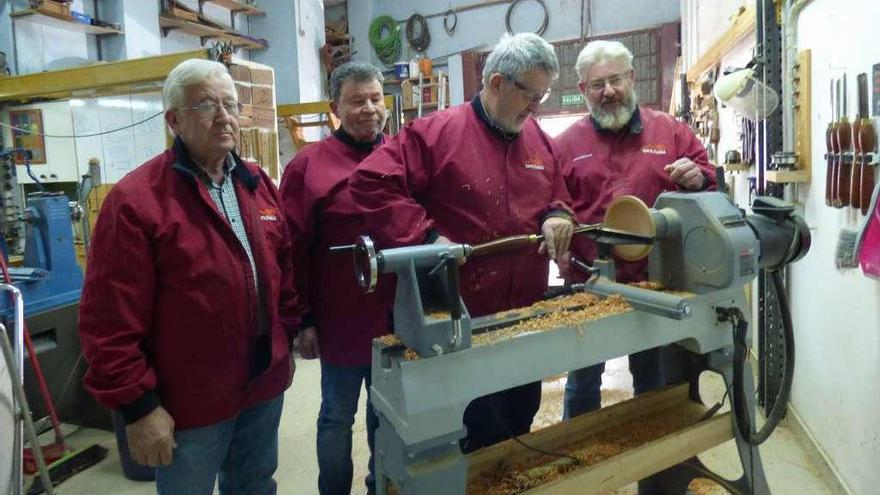 Por la izquierda, Luis Fernández, Manuel Alves, Luis Miguel Jiménez, en plena faena con el torno, y Javier Palacios, en la sede de la asociación.