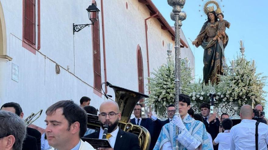 Procesión de María Auxiliadora por las calles de Montilla. | J.A. AGUILAR