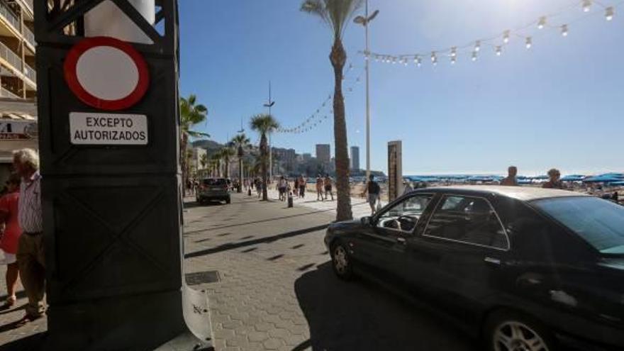 Vehículos circulando por el paseo de Levante, donde se ha restringido el tráfico.