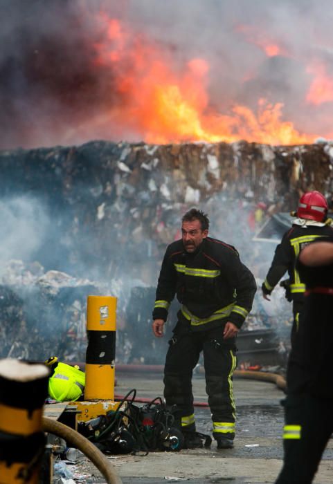 Más de una veintena de bomberos trabajaban anoche para sofocar el complicado incendio.