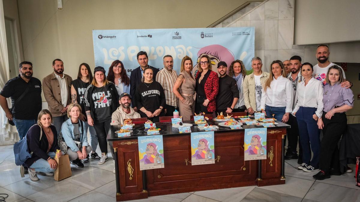 Participantes y autoridades con la propuesta gastronómica de la VIII Ruta Gastronómica LGBTI, esta mañana en el Teatro López de Ayala.
