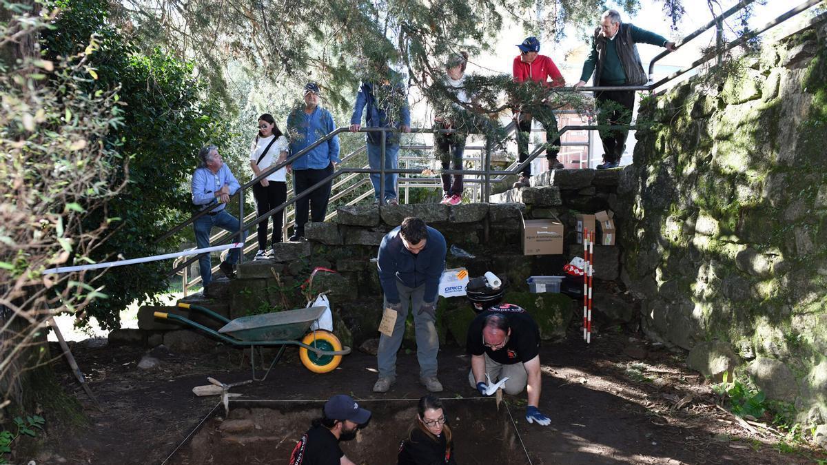 Excavación del Adro Vello de San Salvador de Poio, promovida por la Asociación Colón Galego, en busca del ADN de Cristóbal Colón.