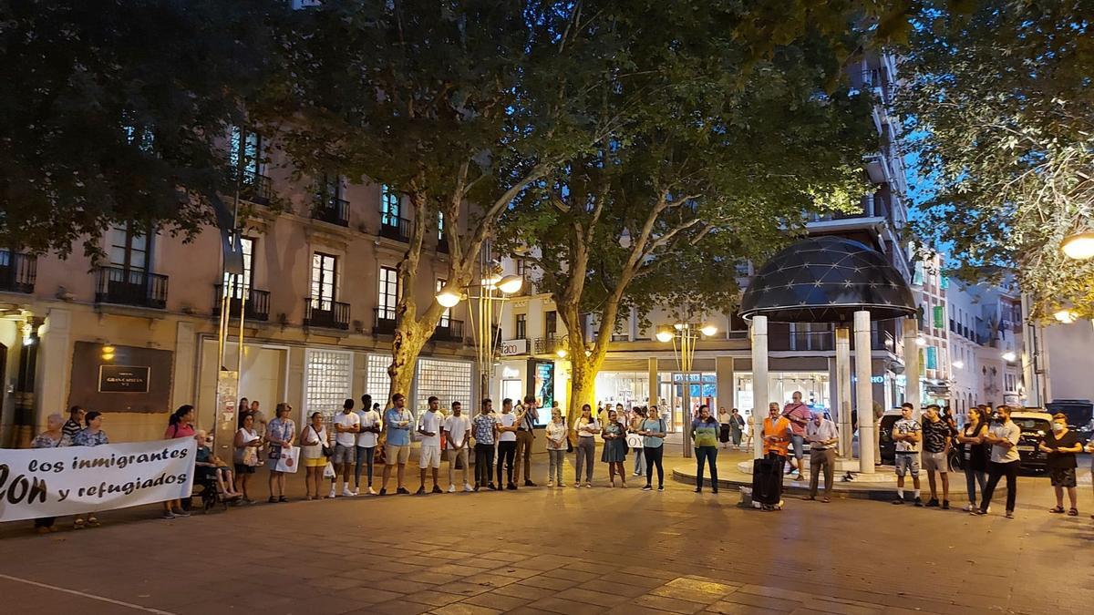 Uno de los Círculos de Silencio celebrado en Córdoba, en el templete del Bulevar.