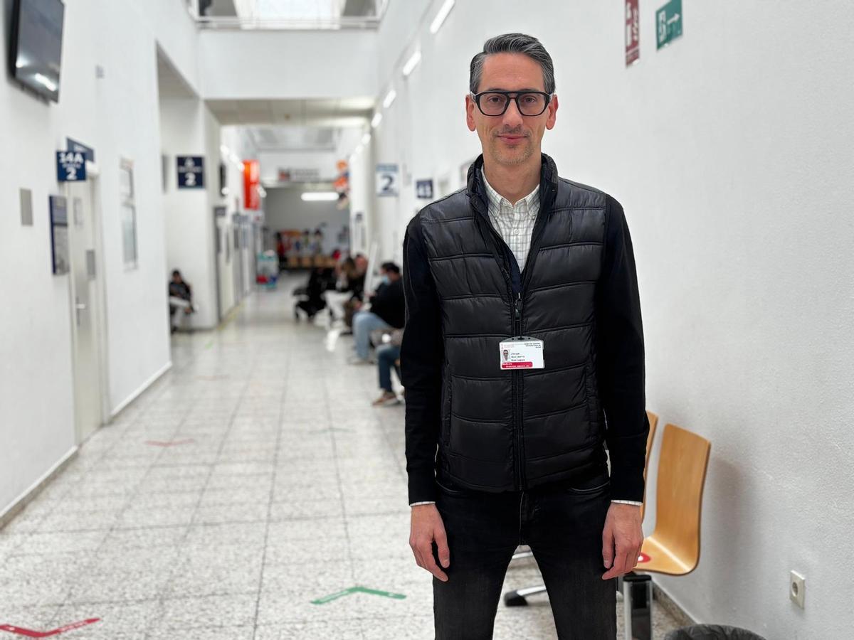 El director de Atención Primaria de Elche, Jorge Guijarro, en el centro de salud de Altabix