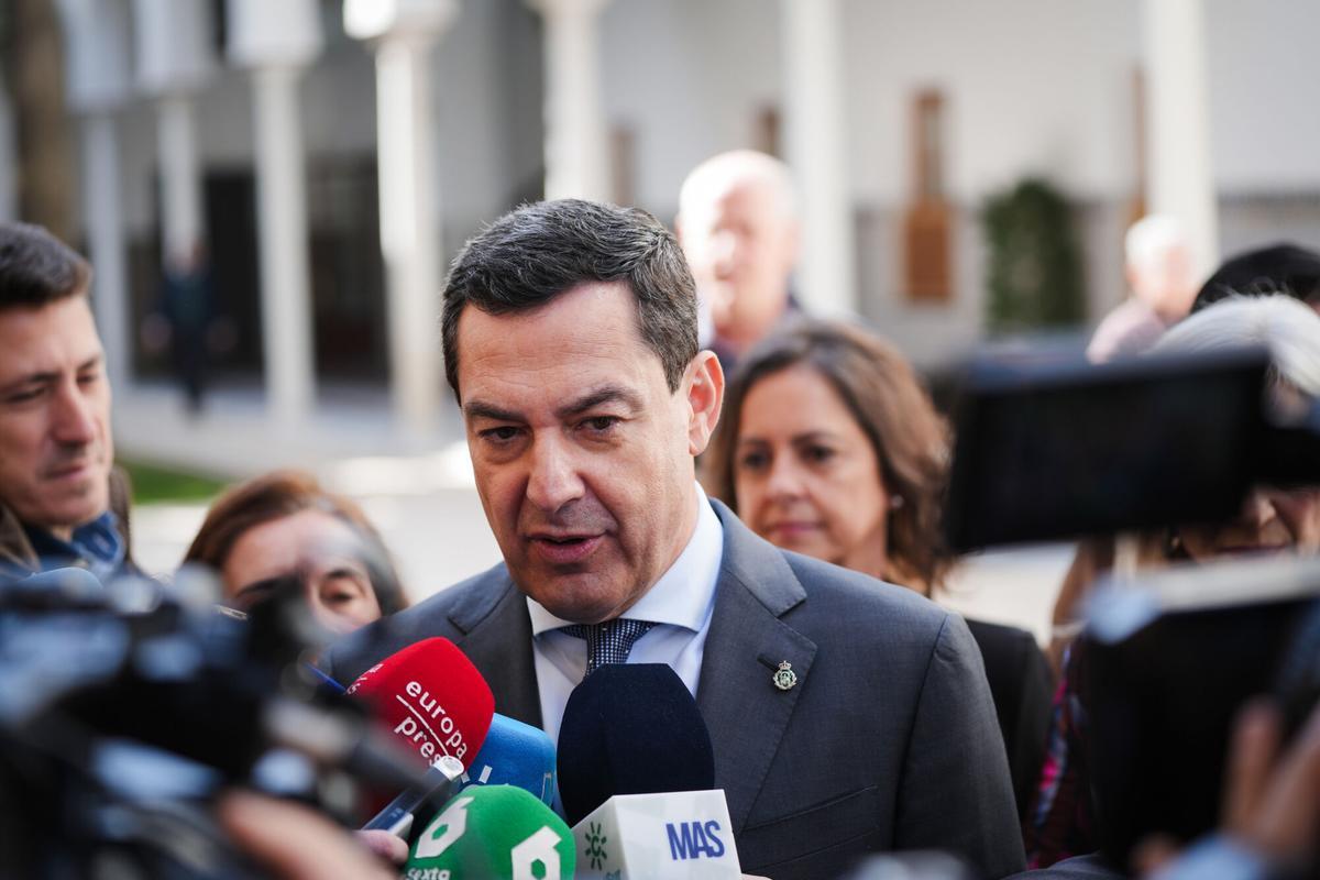 El presidente de la Junta de Andalucía, Juanma Moreno, atiende a los medios en el Parlamento.