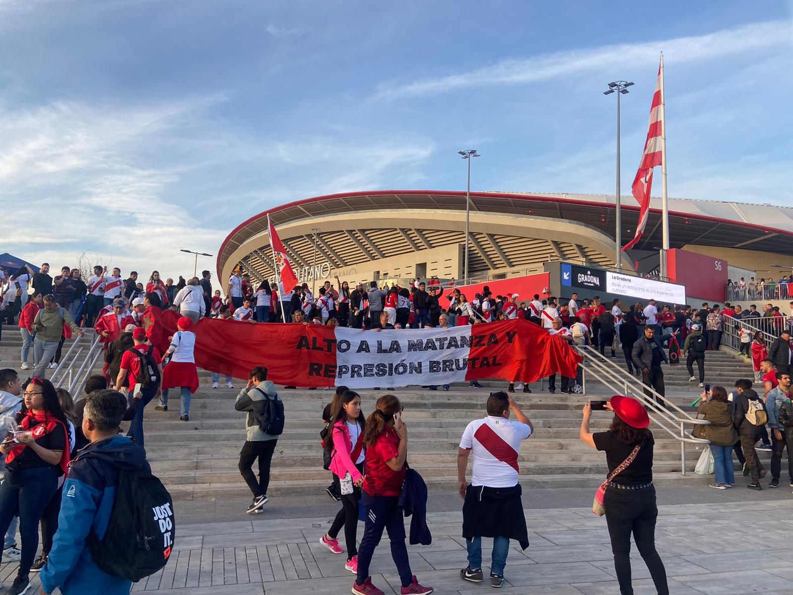 Aficionados de Perú protestan contra su gobierno, en los aledaños del estadio Civitas Metropolitano de Madrid.