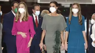 Los looks de Letizia, Leonor y Sofía en la previa de los Princesa de Asturias, al detalle