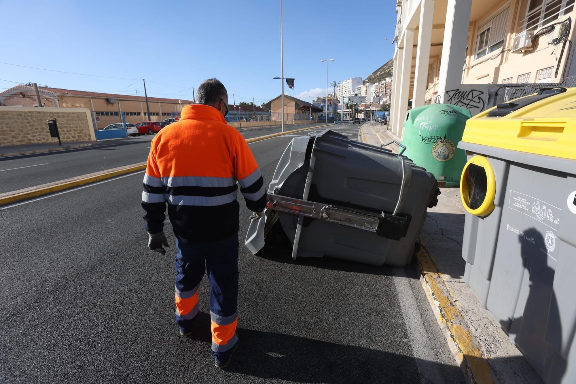 Efectos del viento en Alicante: contenedores volcados en la carretera, macetas en el suelo y un tramo de la playa desaparecido