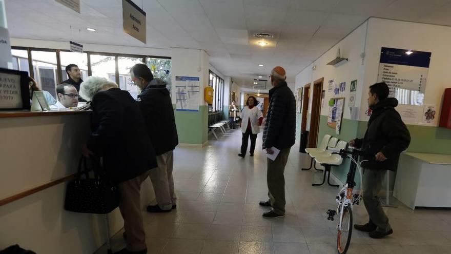 Usuarios en el Centro de Salud del Coll den Rabassa.