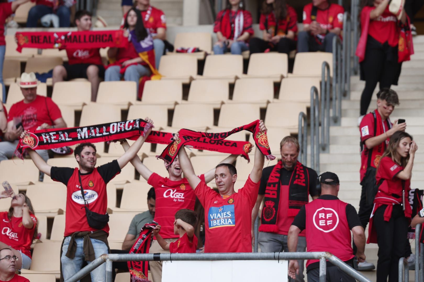 Los aficionados del Mallorca llenan La Cartuja