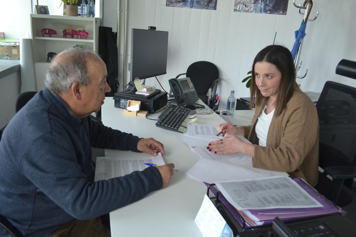 Manuel Blanco y Begoña Blanco firman el convenio.