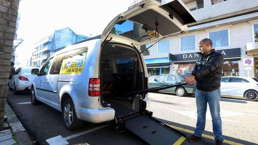 Ramón Barreiro junto a su taxi adaptado, el único en Ponteareas. // A. Hernández