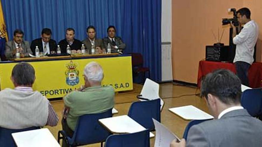 Imagen de la Junta General Extraordinaria celebrada ayer en el Colegio de los Salesianos.  i ANDRÉS CRUZ