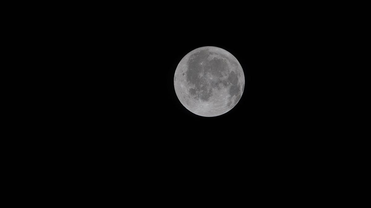 La Luna, vista desde la ventana de la nave Orion, en una imagen tomada por uno de los tripulantes de la misión Artemis II y facilitada por la NASA.