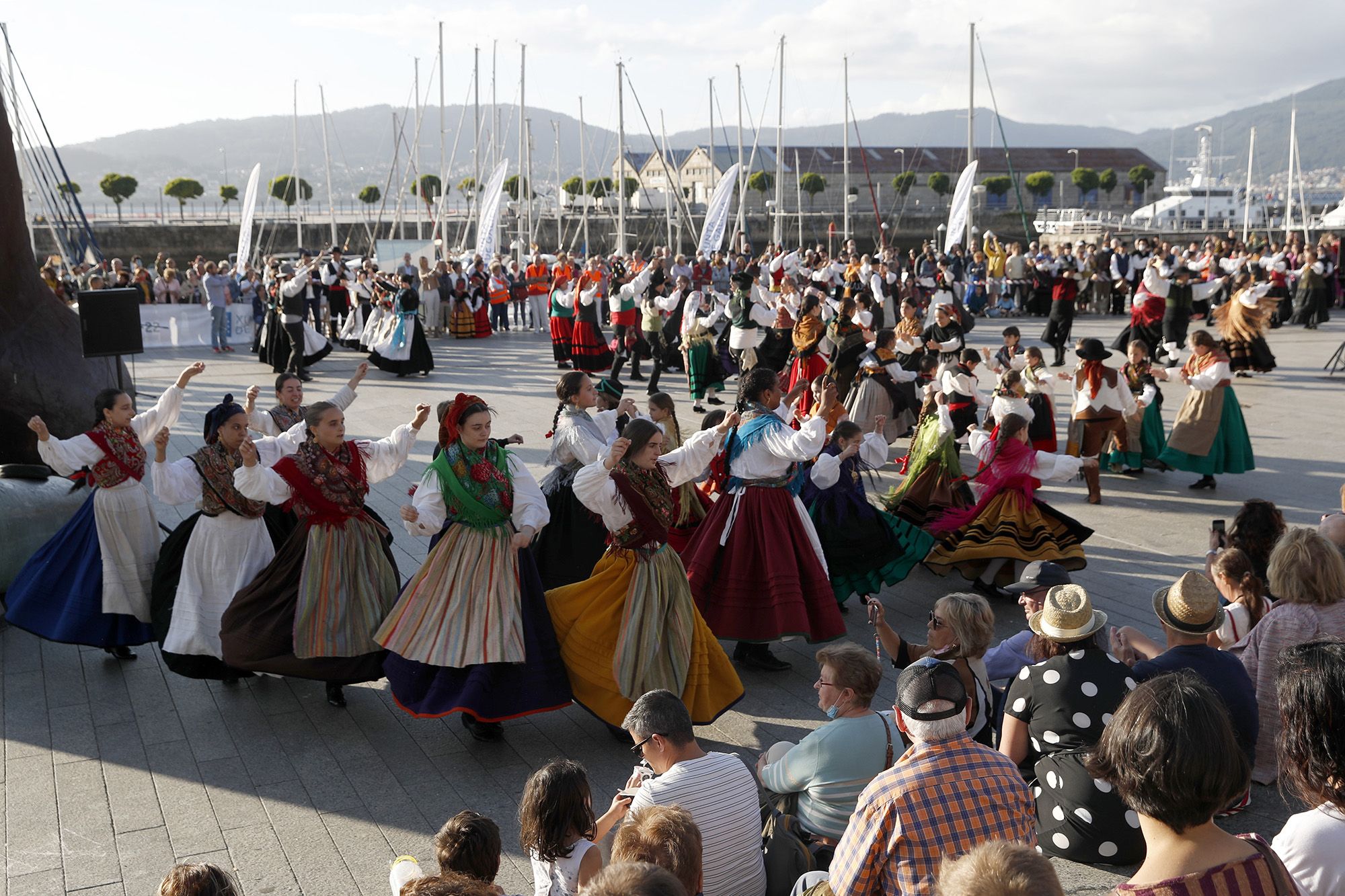 Bailarines y músicos durante la Festa da Muiñeira en el pase de As Avenidas