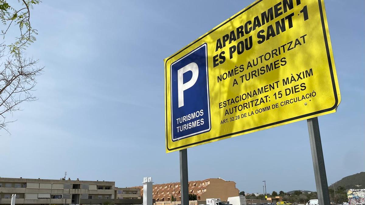 Cartel de uno de los dos parkings disuasorios que hay en la calle des Cubells, en la ciudad de Ibiza.
