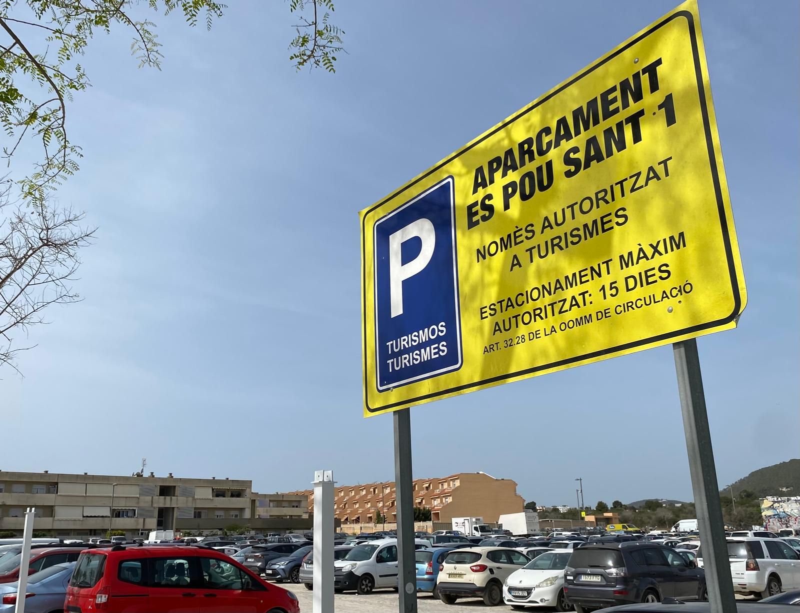 Cartel de uno de los dos parkings disuasorios que hay en la calle des Cubells, en la ciudad de Ibiza.