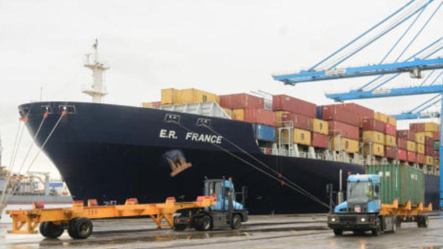 Descarga de contenedores en el Puerto de Las Palmas.
