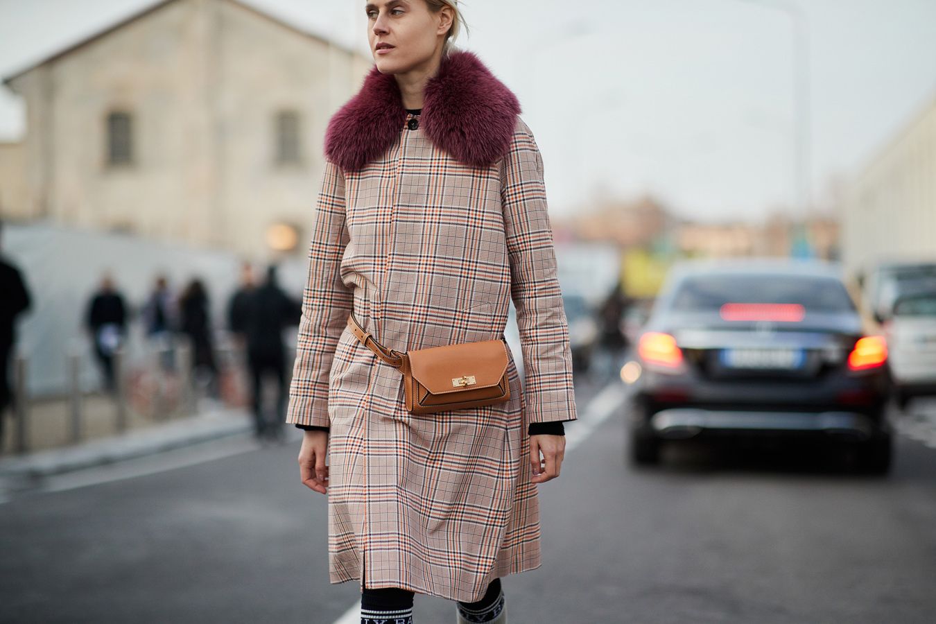 Riñonera sobre abrigo de cuadros en el &#039;street style&#039; de Milán