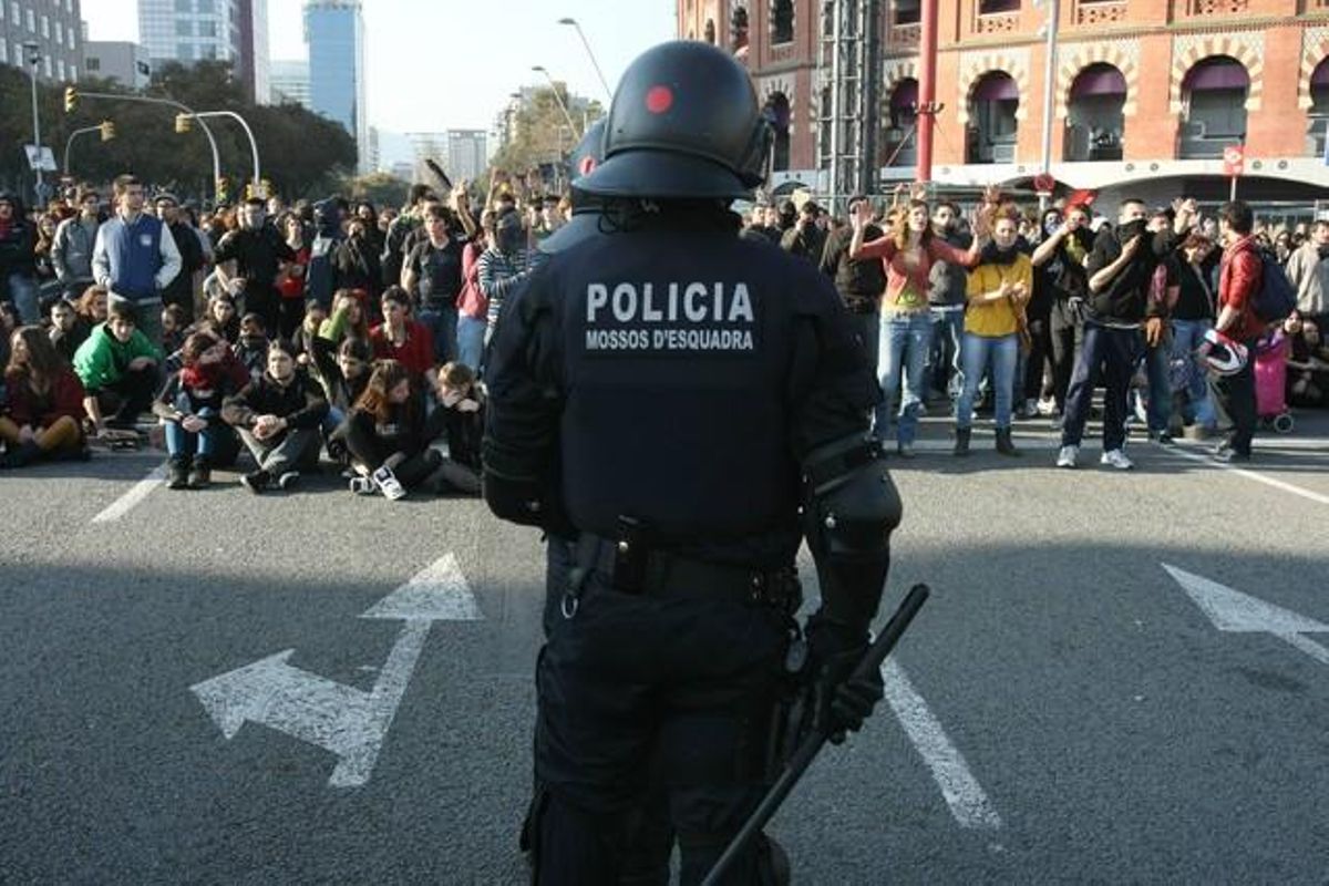 Els Mossos d’Esquadra enfront dels manifestants a la plaça d’Espanya.