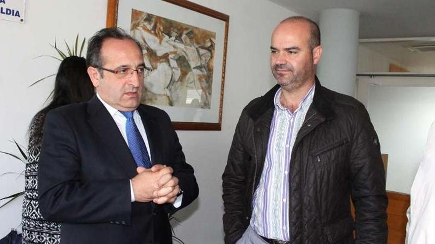 José Enrique Sotelo y Félix Juncal, en un encuentro en la antesala de la alcaldía de Cangas.