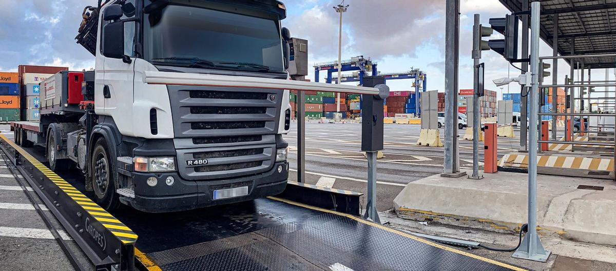 Instal·lació i automatització de bàscules de camions al port de València gestionat per APM Terminals València.