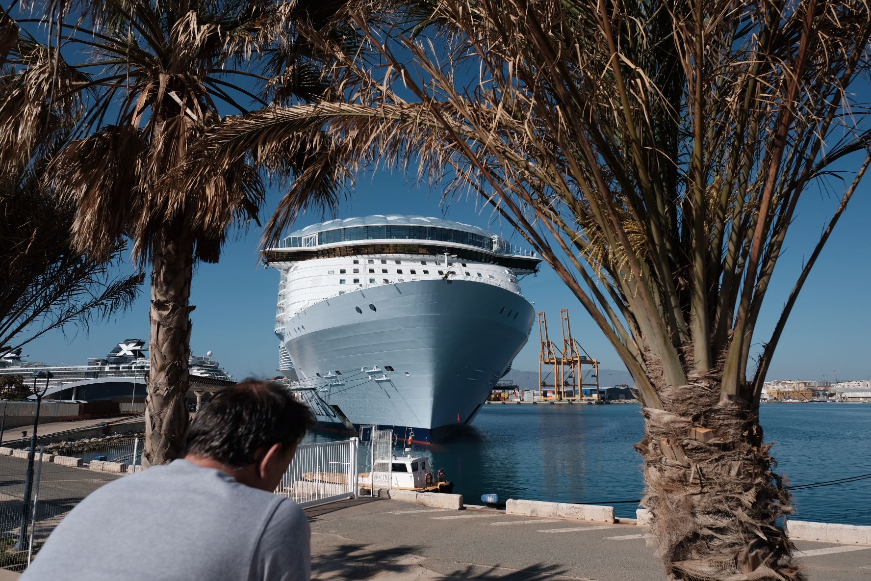 El 'Wonder of he seas', el crucero más grande del mundo, en el puerto de Málaga