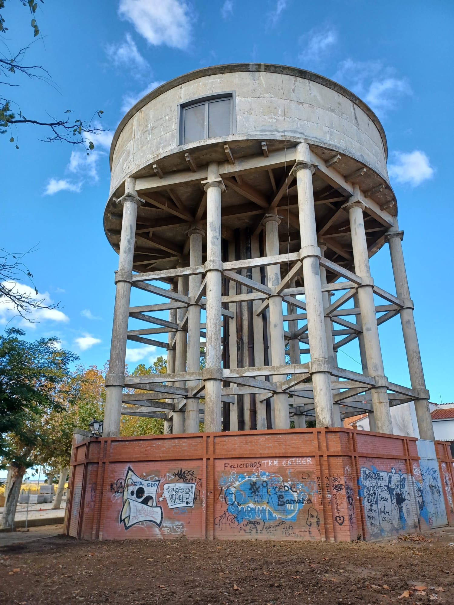 Estado actual del depósito tras el abandono de las obras por la empresa adjudicataria.