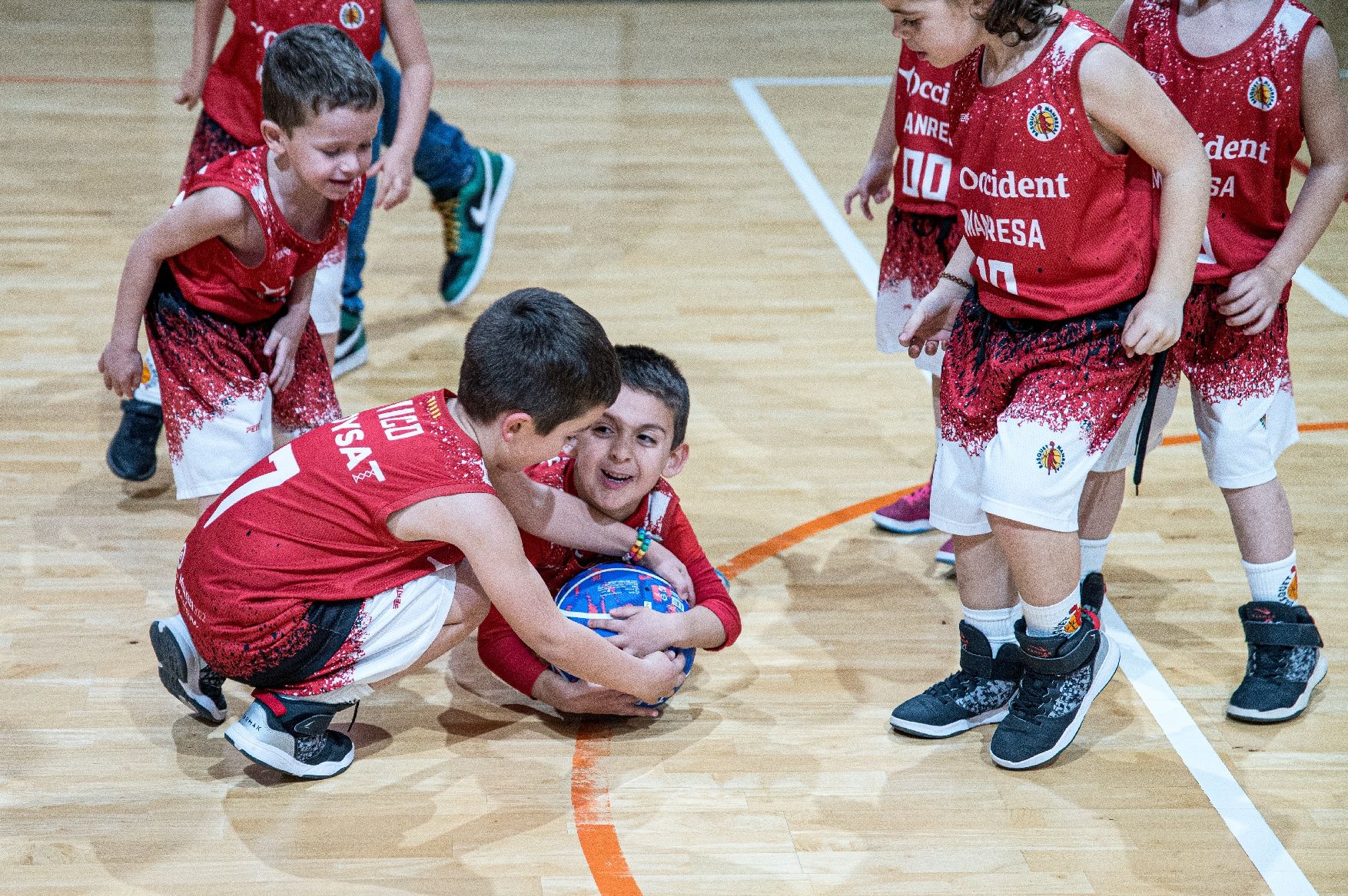 Imatges de la Festa de Nadal de la base del Bàsquet Manresa amb els jugadors del primer equip