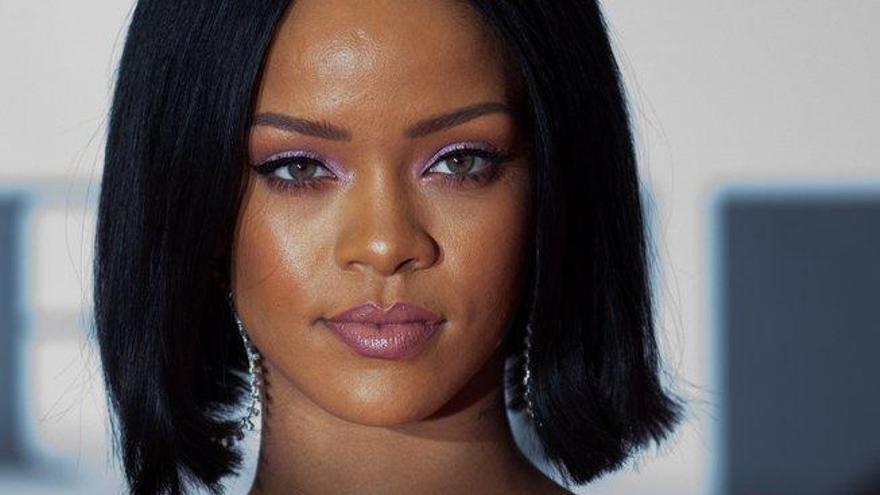 La ropa y el maquillaje convierten a Rihanna en la artista femenina más rica