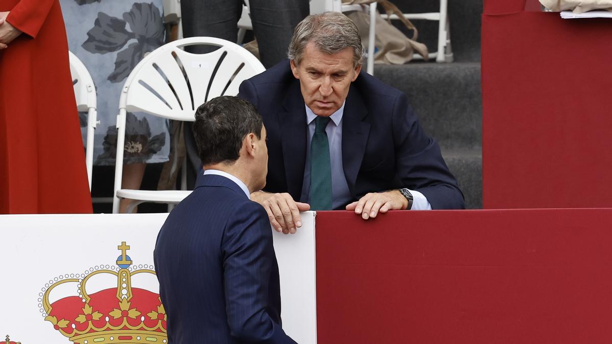 Políticos y autoridades esperan inicio desfile 12-O a pies de tribuna